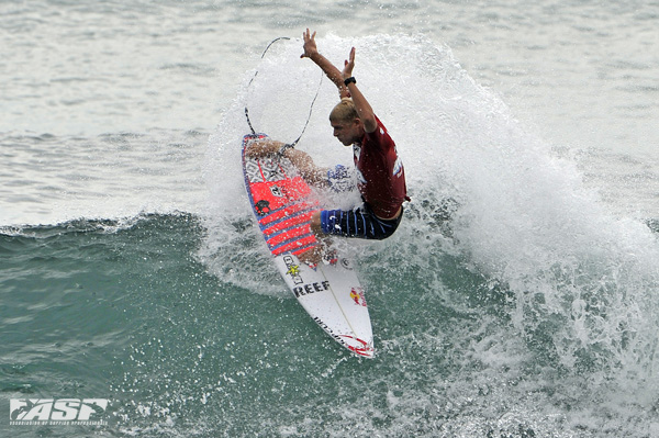 Mick Fanning (AUS) getting his fins free at last year's Breaka Burleigh Pro. Pic ASP/Robertson.
