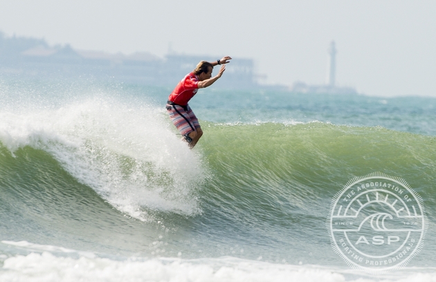 Tony Silvagni (USA) rides the nose on the way to an impressive opening round heat win in China today.   Photo: ASP/Robertson