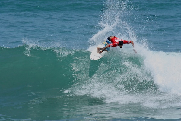 Heitor Alves (BRA), 31, led the top seeds by posting the highest scores of Los Cabos Open of Surf competition on his backhand. 