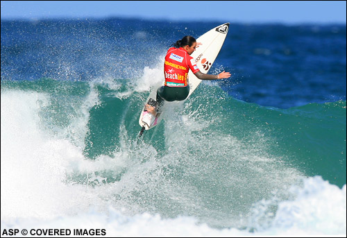 Chelsea Georgeson (Aus) is gaining momentum at the Havaianas Beachley Classic and is through to tomorrows semi finals where she’ll face six time world champion Layne Beachley picture credit ASP Tostee